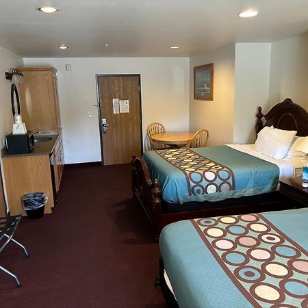 ซูเปอร์ 8 บาย วินด์แฮม เร็กซ์เบิร์ก Hotel ภายนอก รูปภาพ