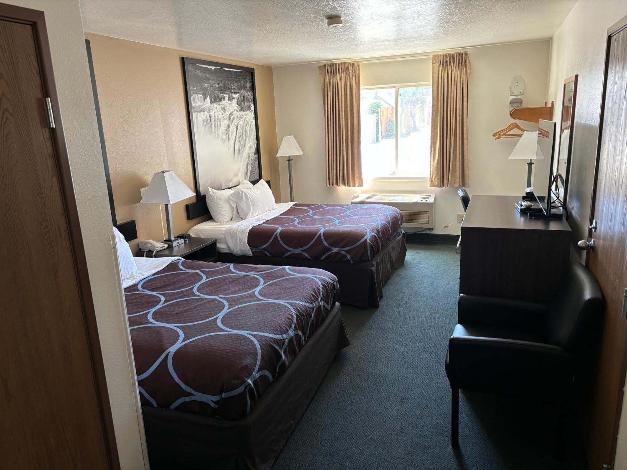 ซูเปอร์ 8 บาย วินด์แฮม เร็กซ์เบิร์ก Hotel ภายนอก รูปภาพ